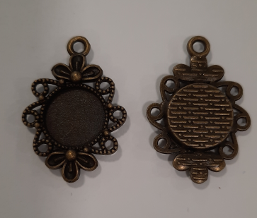 osnova za obesek - medaljon 30x21x3 mm, antik, brez niklja, velikost kapljice: 12 mm, 1 kos