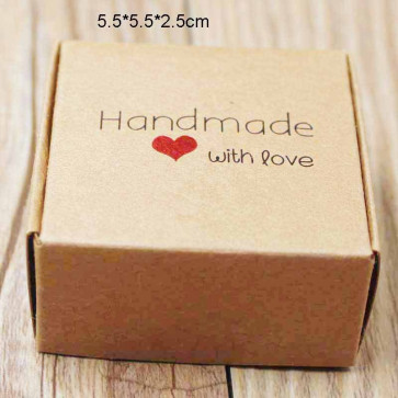 zložljiva škatl iz kartona z vzorcem srčka, napis "Handmade with love", 5.5x5.5x2.5cm, rjava b., 1 kos