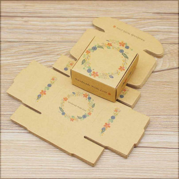zložljiva škatla iz kartona z vzorcem cvetja, napis "Handmade with love", 6.5x6.5x3cm, rjava b., 1 kos