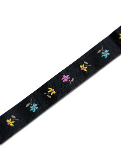 dekorativni trak 10 mm, črni z rožicami, 1 m