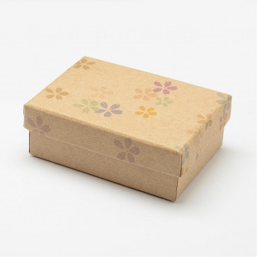 škatla iz kartona 9x6.3x3.2cm, rjava z rožicami, 1 kos