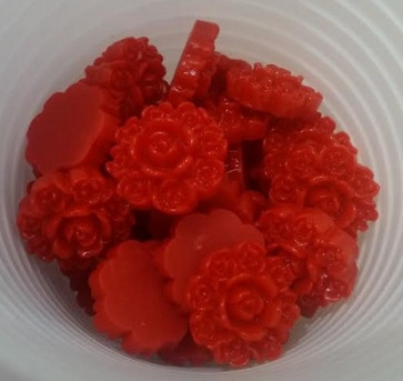 roža - umetna masa, vintage, 13x13 mm, debelina: 5 mm, rdeča, 1 kos