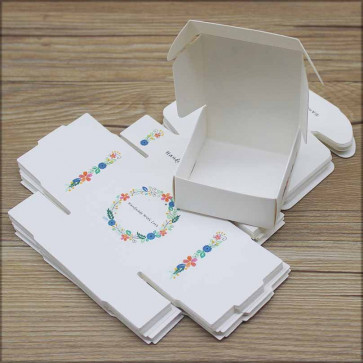 zložljiva škatla iz kartona z vzorcem cvetja, napis "Handmade with love", 6.5x6.5x3cm, bela b., 1 kos