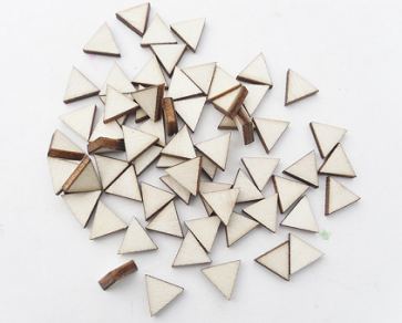 lesena kapljica - trikotnik 10 mm, naravna, 1 kos