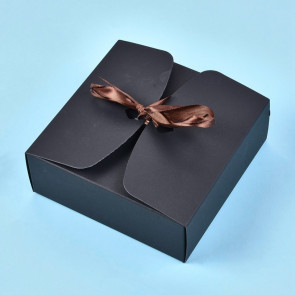 darilna zložljiva škatla iz kartona - s trakom, 14x14x5 cm, črne barve, 1 kos