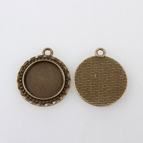 osnova za obesek - medaljon 32x28x2mm, antik, brez niklja, velikost kapljice: 20 mm, 1 kos